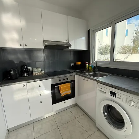 Modern 1 Bedroom Near The Sea Apartman *